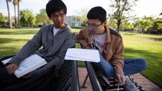 两个学生在外面一起学习数学